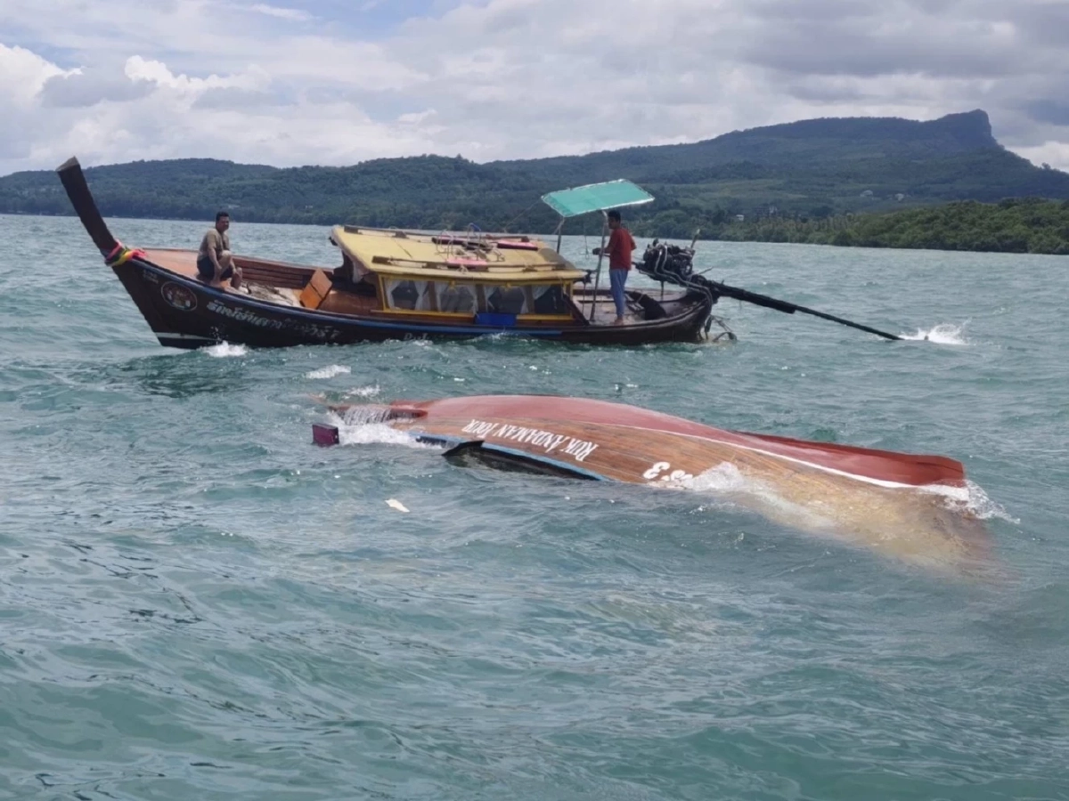 คลื่นใหญ่ซัดเรือหางยาวอับปาง นักท่องเที่ยวอินเดียหนีตายรอดยกเซ็ต