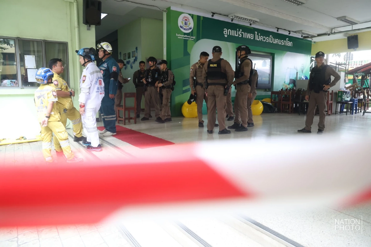 ปชช. วางดอกไม้อาลัย เหตุกราดยิงโรงเรียน ตร. คุมเข้มตรึงกำลังปิดพื้นที่