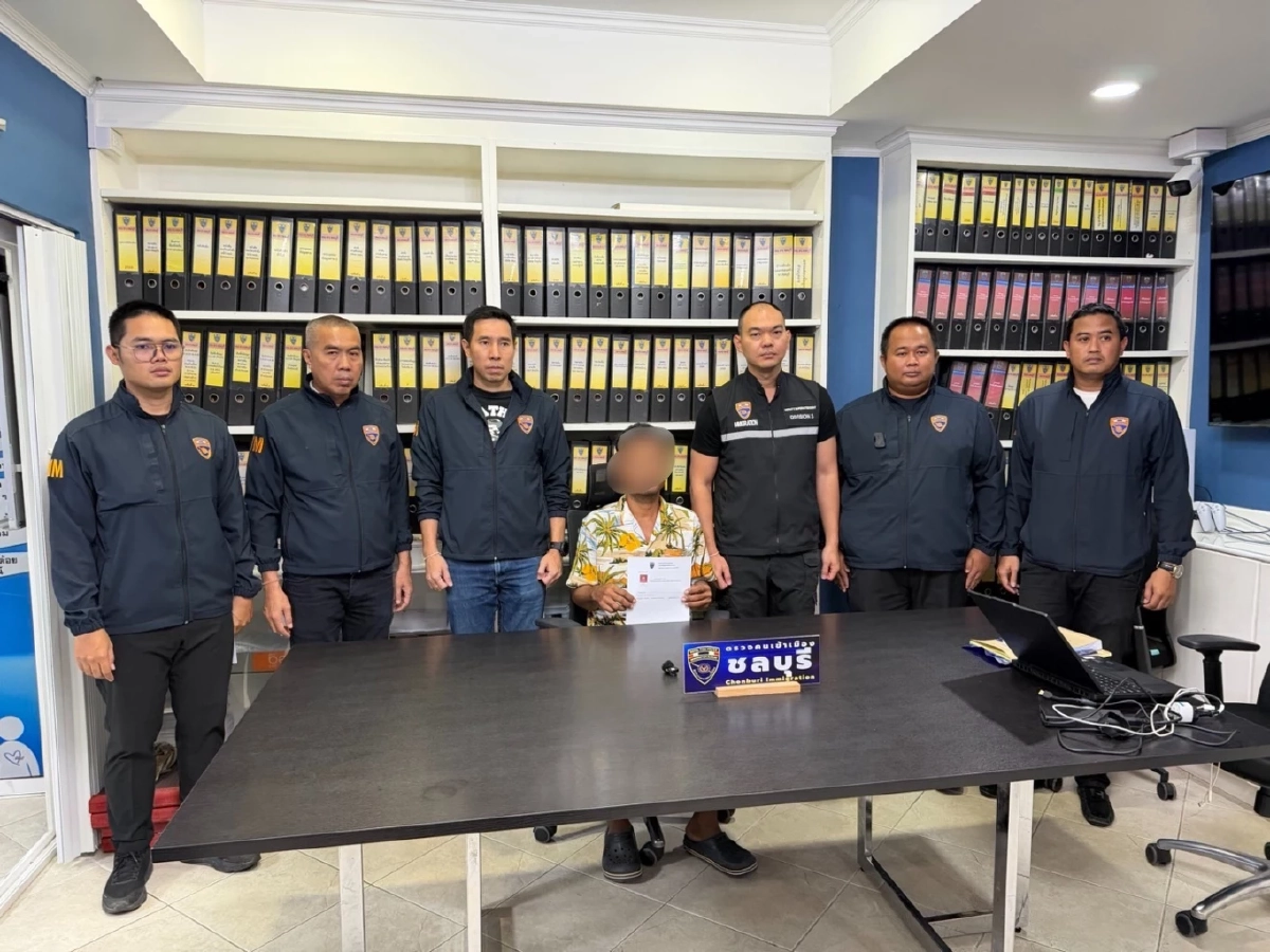 ตม.ชลบุรี จับหนุ่มกัมพูชา หนีหมายจับตำรวจสากล คดีค้ามนุษย์-หลอกทำงานเรือนรก