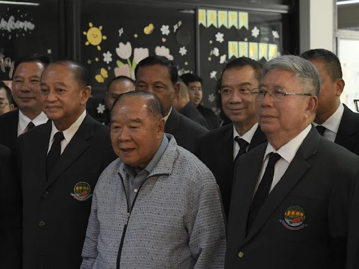 ​"ลุงป้อม" ยิ้มรับพรวันเกิด 81 ปี คนดังแห่พรึบ เผยขอพรข้อเดียว "ให้ชาติเรียบร้อย-ปชช.มีความสุข"