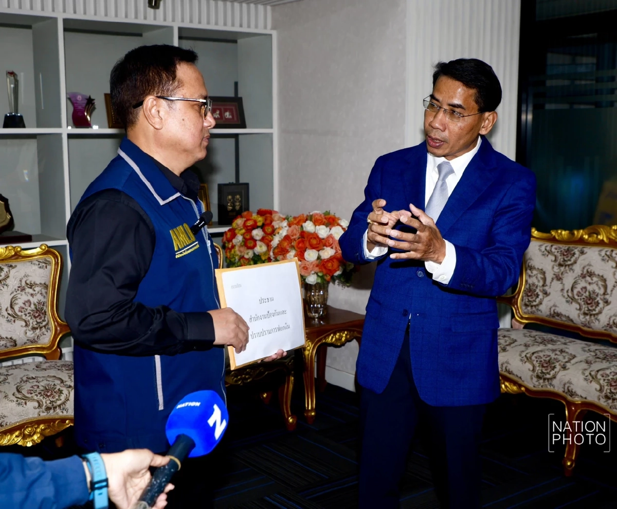 "ณัฐวุฒิ" ยื่น ปปง. อายัดทรัพย์ "สมชัย-พวก 6 คน" "พร้อมท้าเจอถึงบ้าน ลั่นไม่กลัวฟ้องหมิ่น