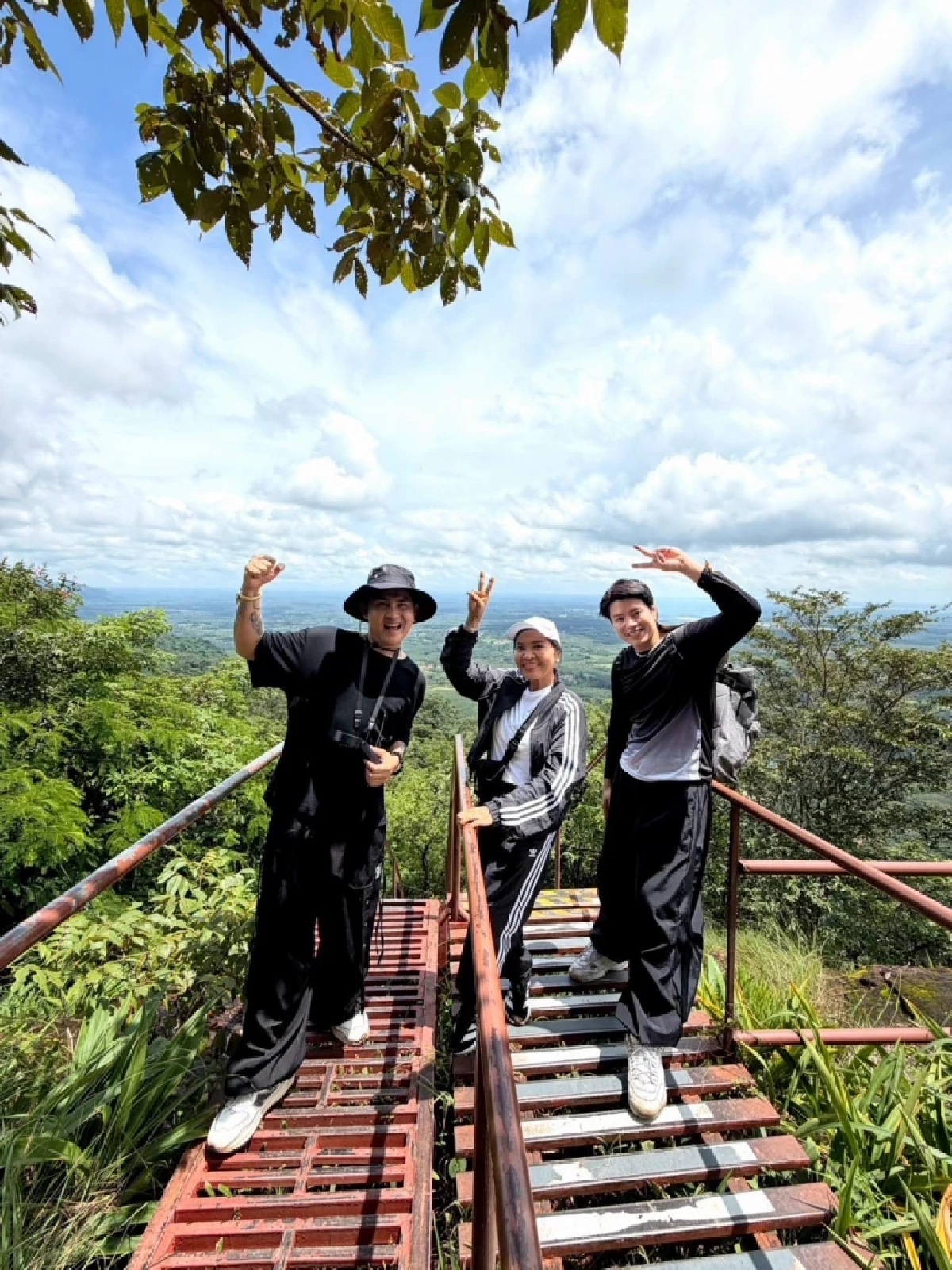เลขเด็ด เลขธูป 'แม่แก้ว' นำทีม 'ไกปืน-ต้นกล้า' บวงสรวงปู่อือลือ ลุ้นโชคโค้งสุดท้าย