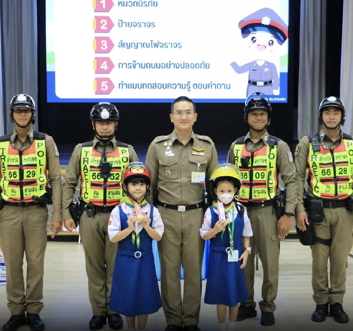 "รองมาร์ค" นำทีมติวเข้ม "หยุด มอง ยก ข้าม" ปลูกฝังวินัยจราจรจิ๋ว ดับอุบัติเหตุยั่งยืน