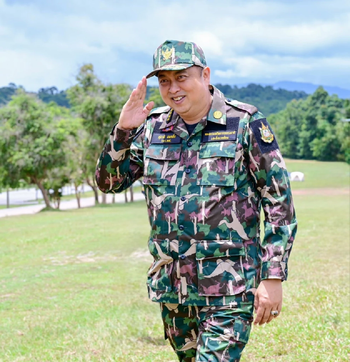 รมว.ทส. ส่งฮอฝ่าวงล้อมน้ำท่วม-ดินถล่ม ลำเลียงเสบียงทางอากาศ 11 หมู่บ้านถูกตัดขาด