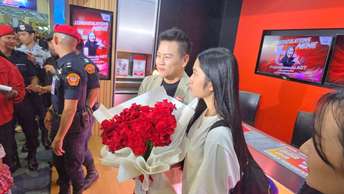 ภูเก็ตแตก! "เนเน่ รอยัล" กลับถึงไทย แฟนคลับต้อนรับอบอุ่น หลังคว้า ปุ่มทอง AGT