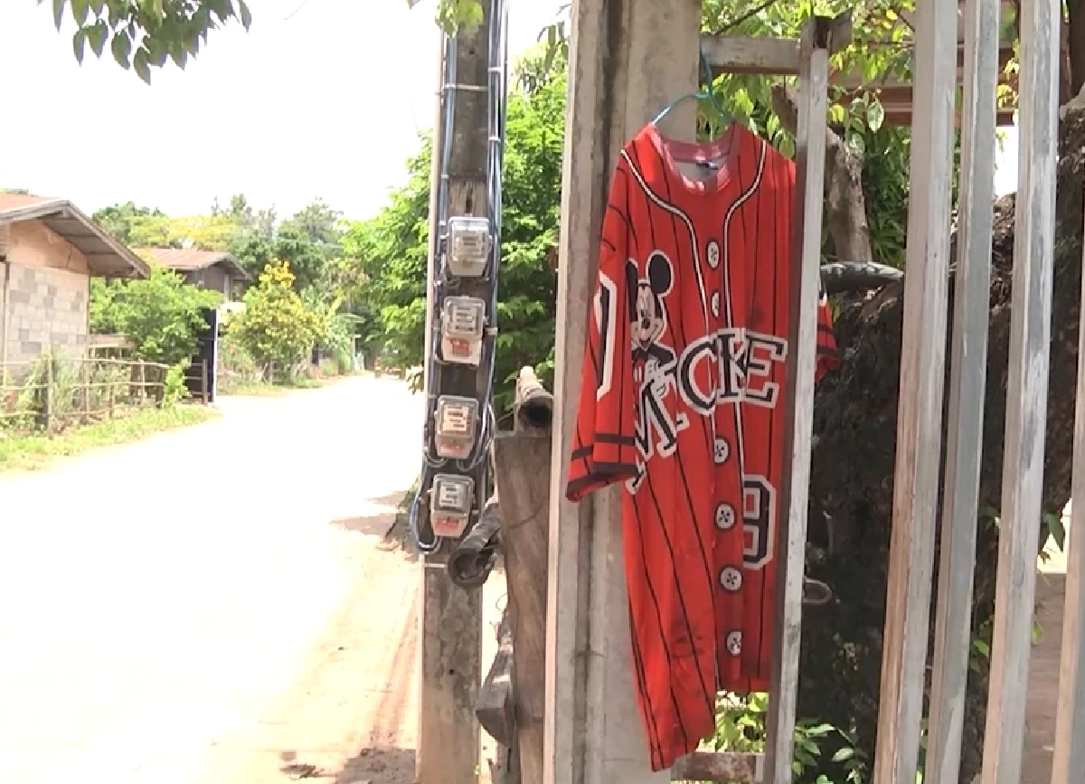 ชาวบ้านแห่แขวนผ้าแดง ป้องกันผีแม่ม่าย หลังทราบข่าว ไหลตายปริศนา 2 ราย