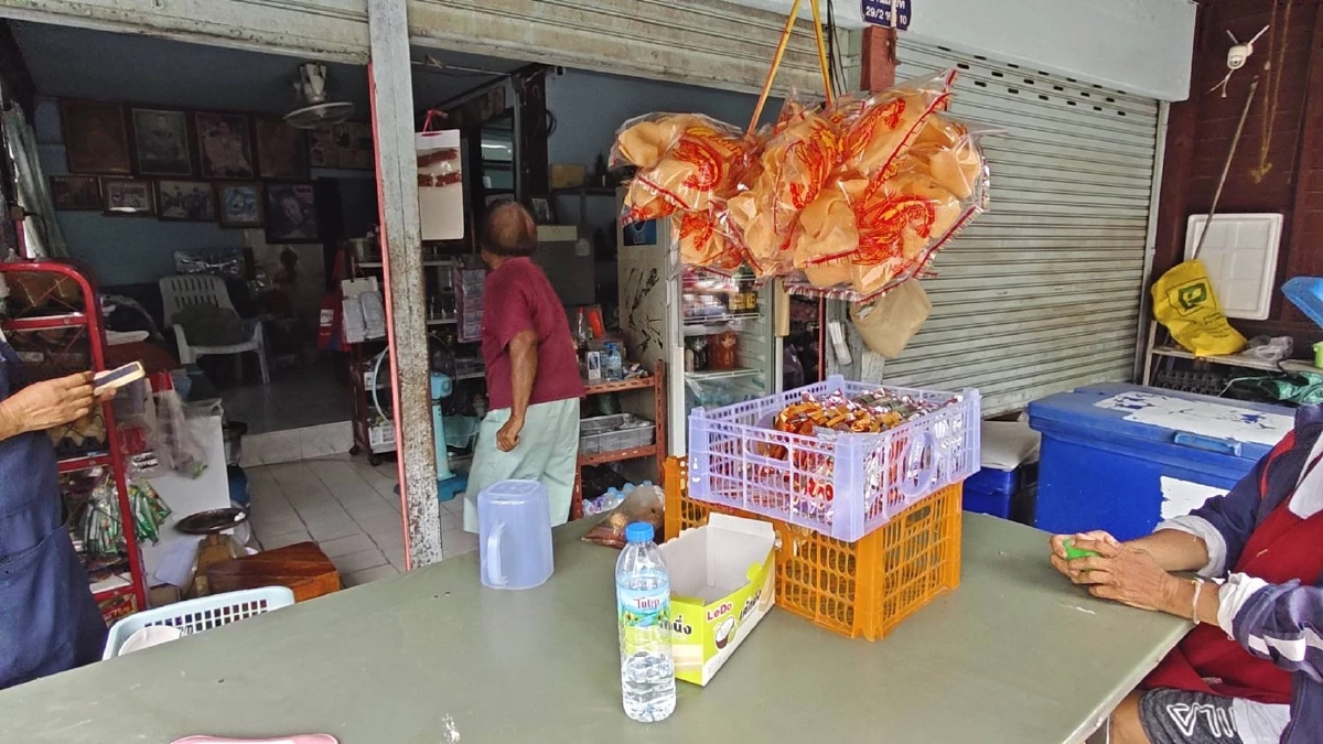 โจรชาย-หญิง ทำทีซื้อน้ำแข็ง หลอกยายพิการให้ช่วย แต่อีกคนย่องฉกเงิน