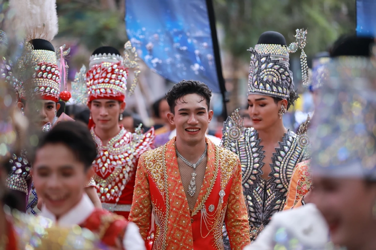ต่างชาติฮือฮา 60 หนุ่ม "บัลลังก์หมอลำ" กรี๊ดสนั่น ลุ้นก่อนเปิดเวที