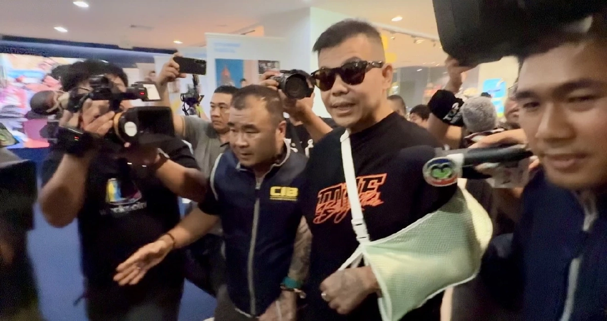 "โทน บางแค" ใส่เฝือกแขน ยิ้มสู้ถูกคุมตัวเข้ากองปราบ ยิ่งถูกตรวจสอบ ยิ่งสง่างาม