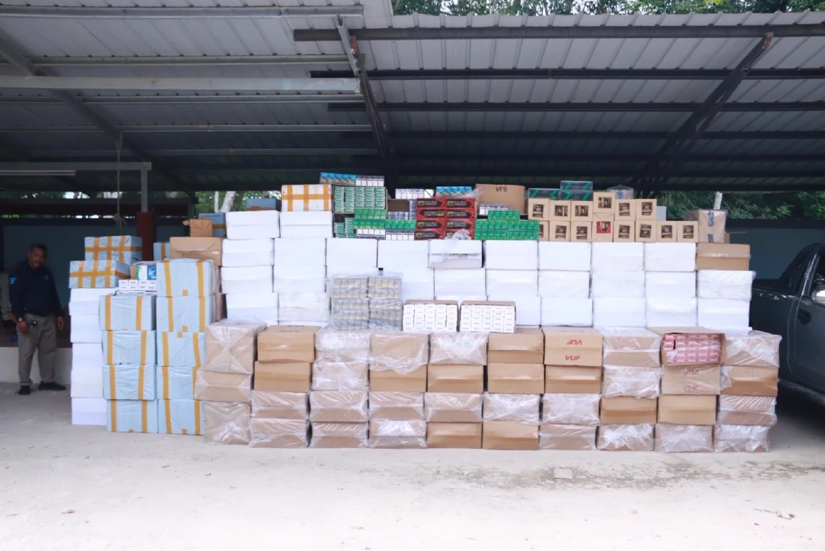 กอ.รมน.ภาค 4 สน. ค้นบ้านต้องสงสัย ยึดบุหรี่เถื่อน เงินสดกว่า 18 ล้าน