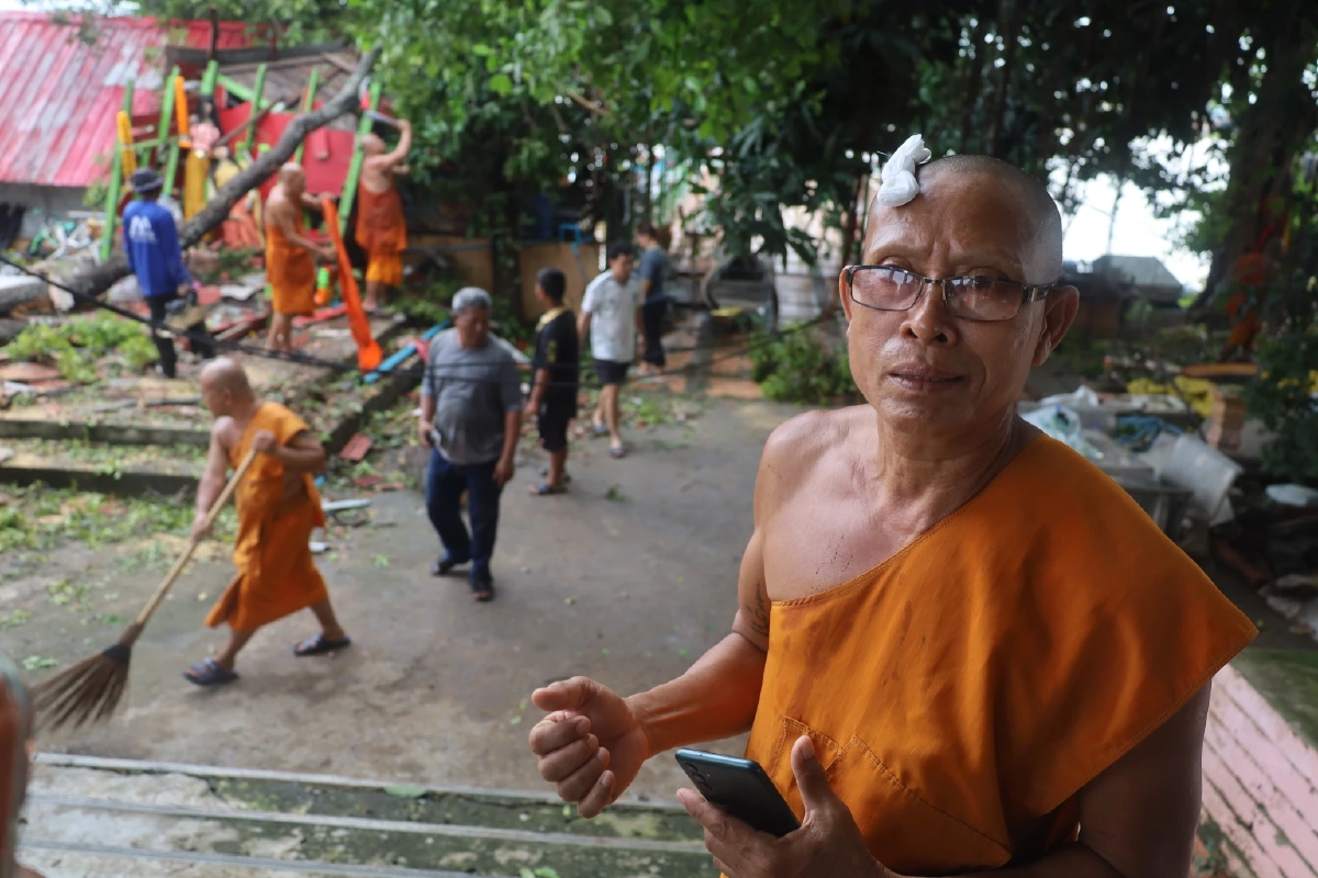 พายุถล่มกรุงเก่า กิ่งตะเคียน 100 ปีทับศาลพังยับ เจ้าอาวาสเผยลางร้าย เช้าโดนเย็บ 7 เข็ม