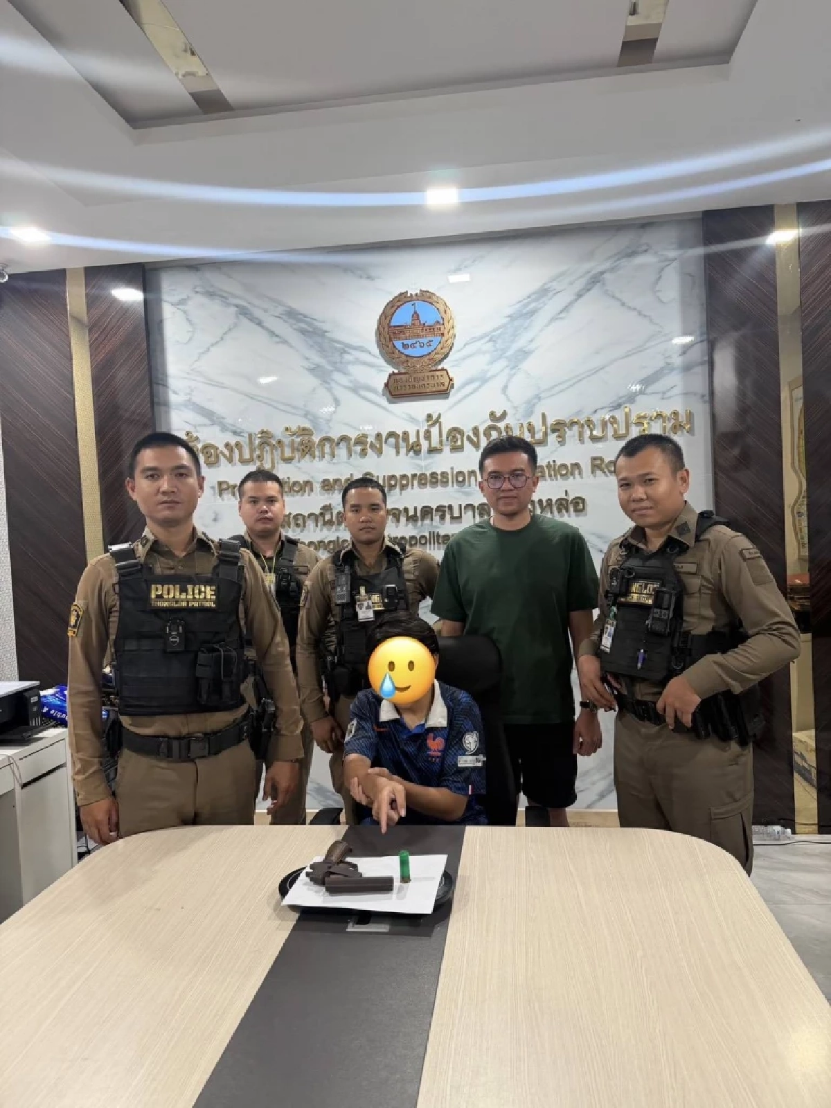 รวบกลางทองหล่อ! เด็ก 15 พกปืนไทยประดิษฐ์ ซื้อผ่านไลน์ อ้างไว้ป้องกันตัว