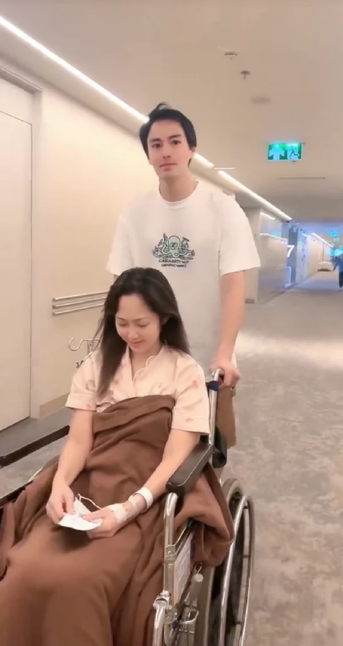 ว๊าย! 'ไฮโซน้ำหวาน' นั่งรถเข็นไลฟ์สด ฟาดสายปริศนาโทรยุ 'ผัว'เรื่องนี้?