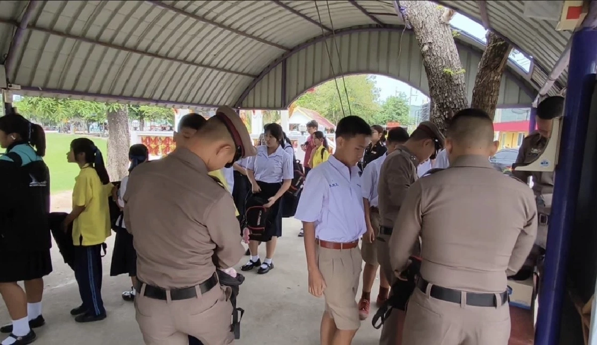 เข้มทุกจุด! สั่งตรวจกระเป๋านักเรียน-รด. กว่า 2,500 คน ก่อนเข้าโรงเรียน