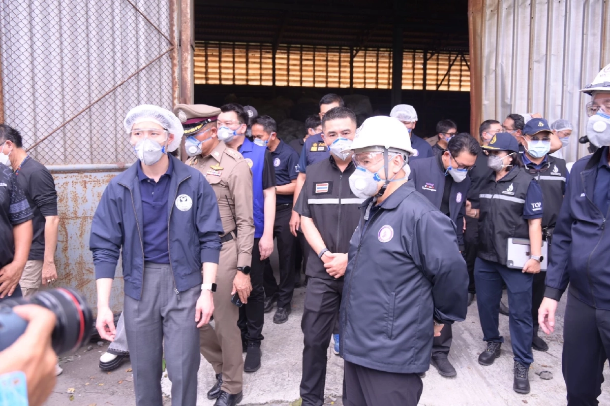 "วราวุธ" ลงพื้นที่ แก้ปัญหากากพิษโรงงานร้าง 1.2 หมื่นตัน ส่งกลิ่นเหม็น