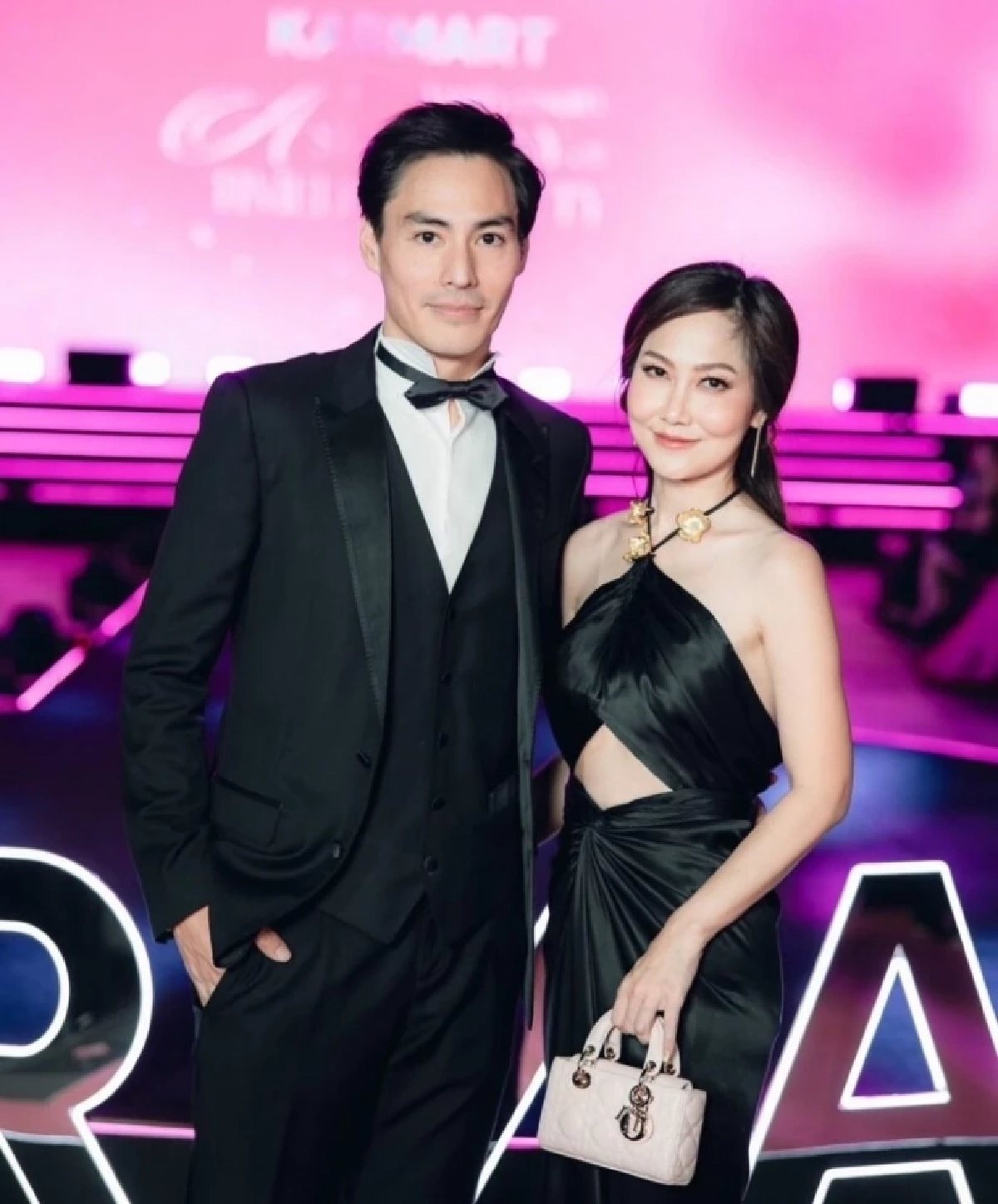 ว๊าย! 'ไฮโซน้ำหวาน' นั่งรถเข็นไลฟ์สด ฟาดสายปริศนาโทรยุ 'ผัว'เรื่องนี้?