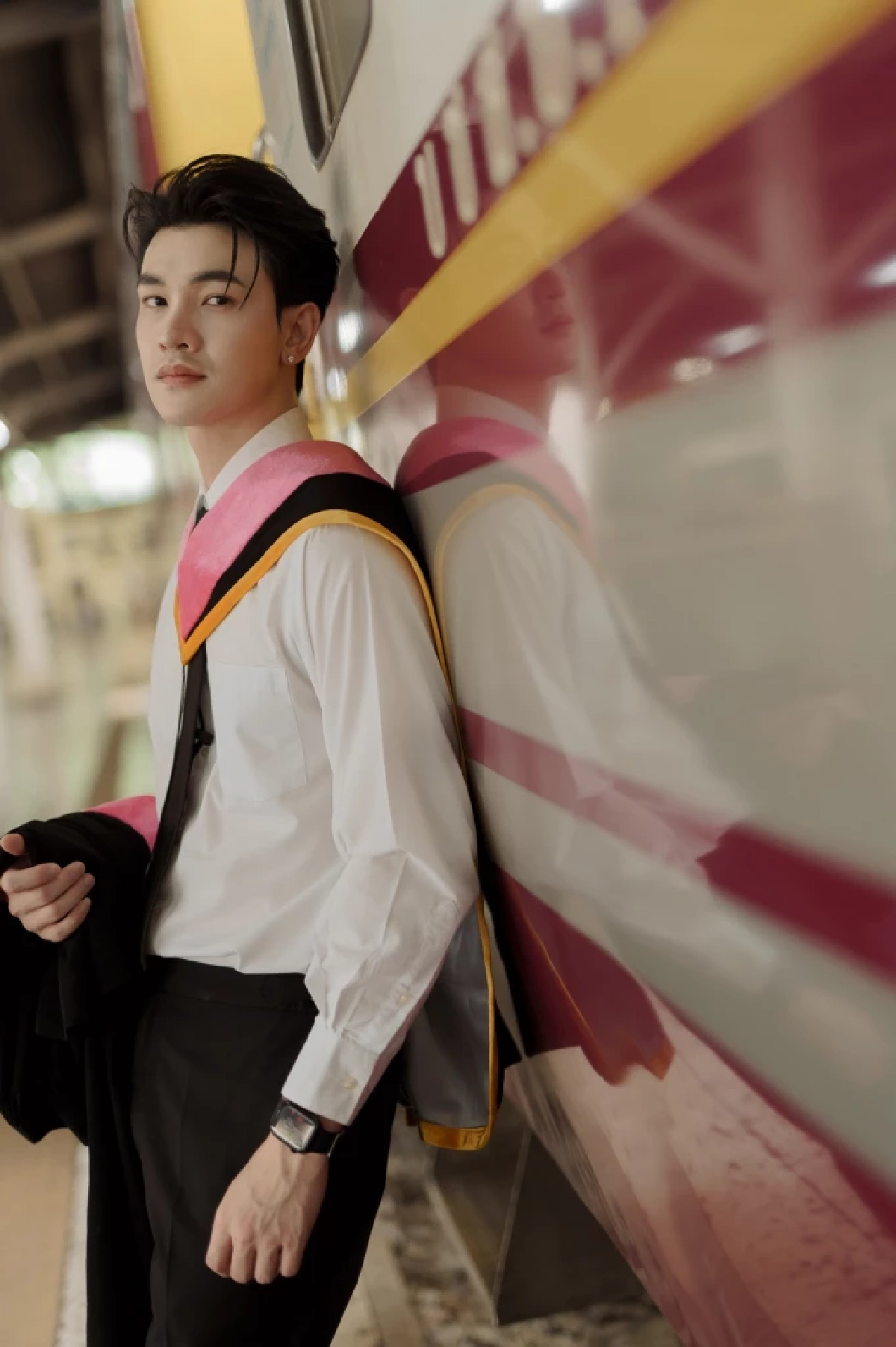 'ชาย สมชาย' บัณฑิตป้ายแดง มรภ.เชียงราย หล่อทะลุชุดครุย!