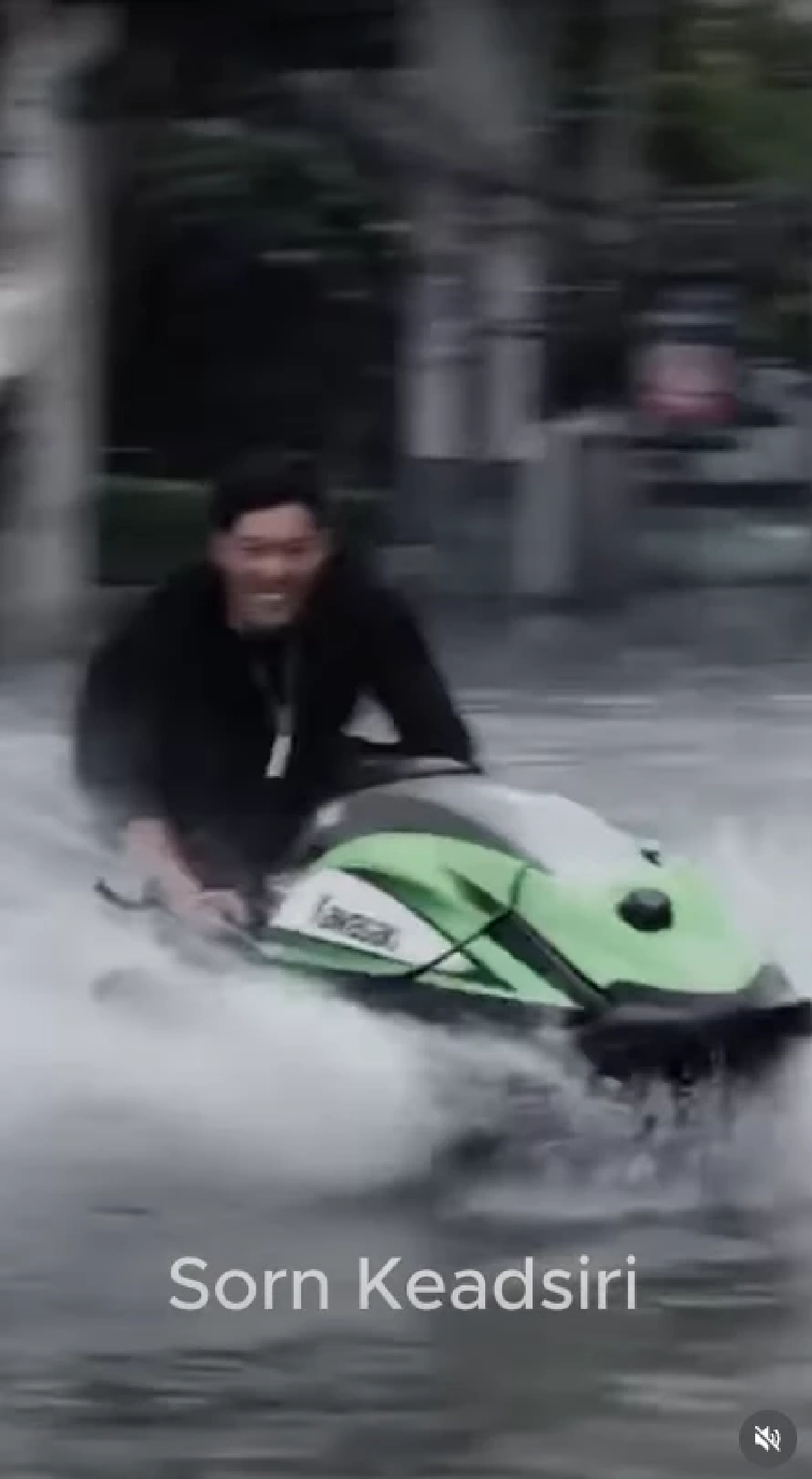 ประวัติ 'หนุ่มขับเจ็ตสกี'กลางวิกฤตน้ำท่วมกรุงฯ ที่แท้คือ 'ศรณ์ เกตุศิริ' โปรไฟล์ไม่ธรรมดา