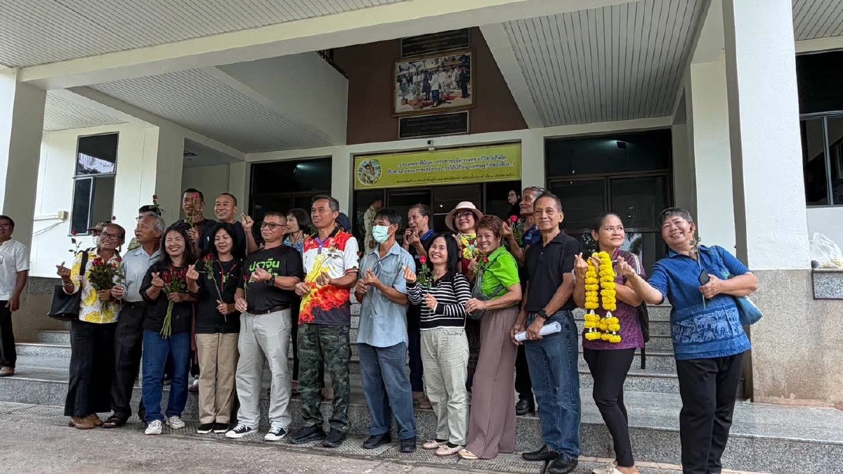 ชาวบ้านแห่เซฟ "กำนันประภาส" โดนเรียกชี้แจง หลังร่วมม็อบต้าน EEC