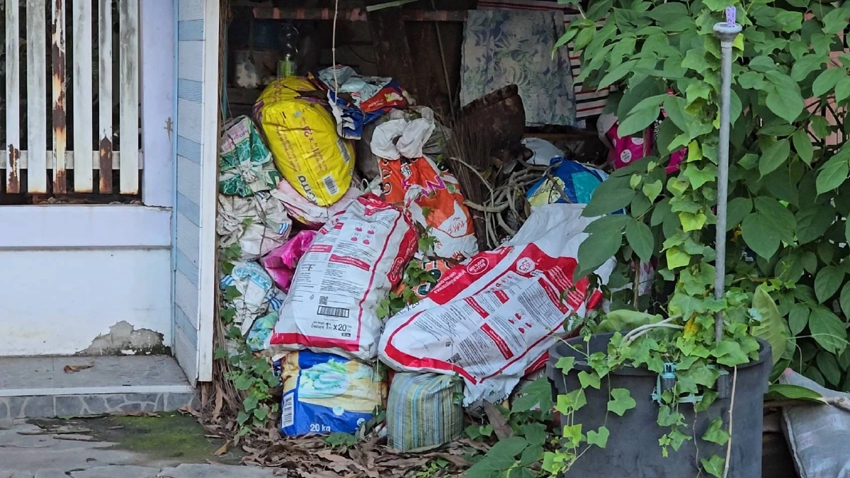 ทนายกร่าง ด่าเพื่อนบ้านชั้นต่ำ! แก้ผ้าอาบน้ำหน้าบ้าน-ปล่อยขยะท่วมท่อ