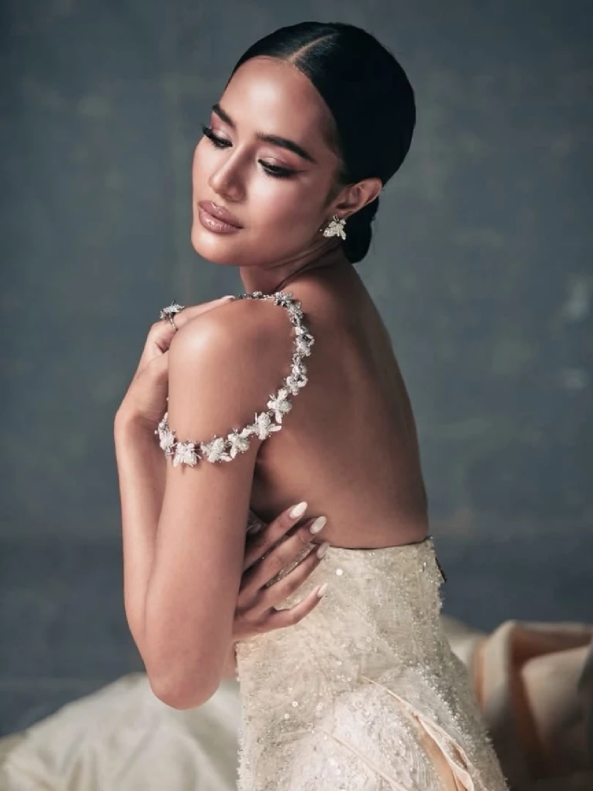 สะกดสายตา! 'โอปอล สุชาตา' อำลา Miss World 2025 ผ้าไหมไทยกว่า 108 เมตร