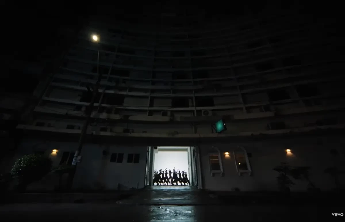 พาส่อง! สถานที่ถ่ายทำ SaWaDiKa เพลงใหม่ของ LISA เหมือนพาเที่ยวรอบกรุงเทพฯ