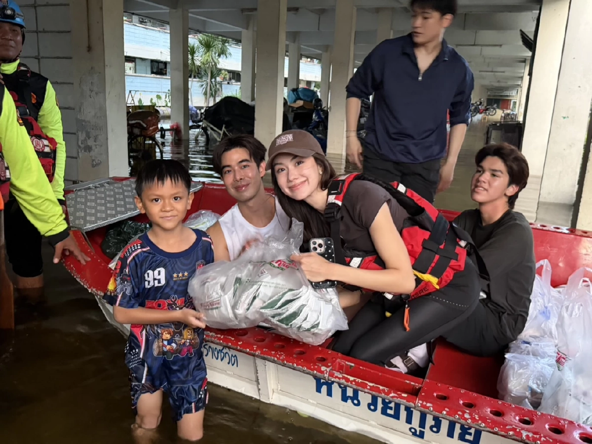 "ลีน่า ลลินา" นั่งเรือแจกของช่วยน้ำท่วม ผู้ประสบภัย ทึ่ง! ไม่คิดว่าจะมา