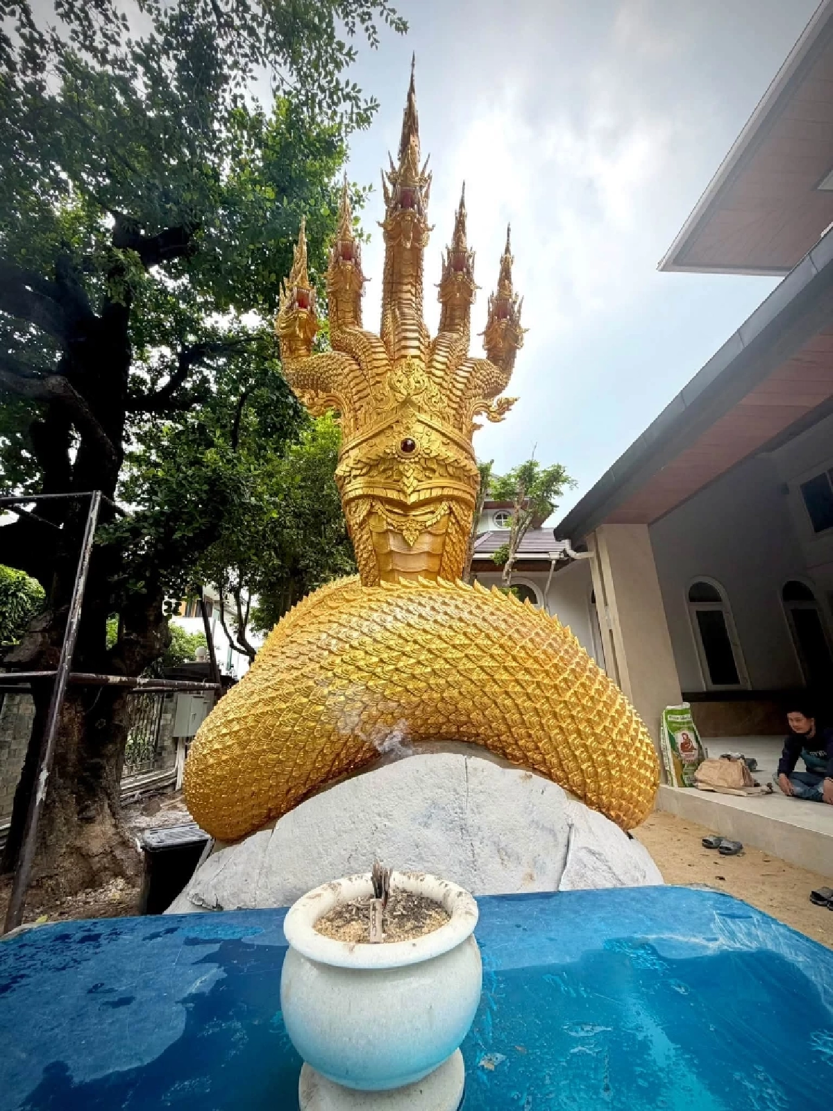 ส่องเลขธูป พญาสุวรรณนาคราช๕เศียรกายสีทอง "ป๋อง สุพรรณ" ขนลุก! ให้โชค 2 งวดติด