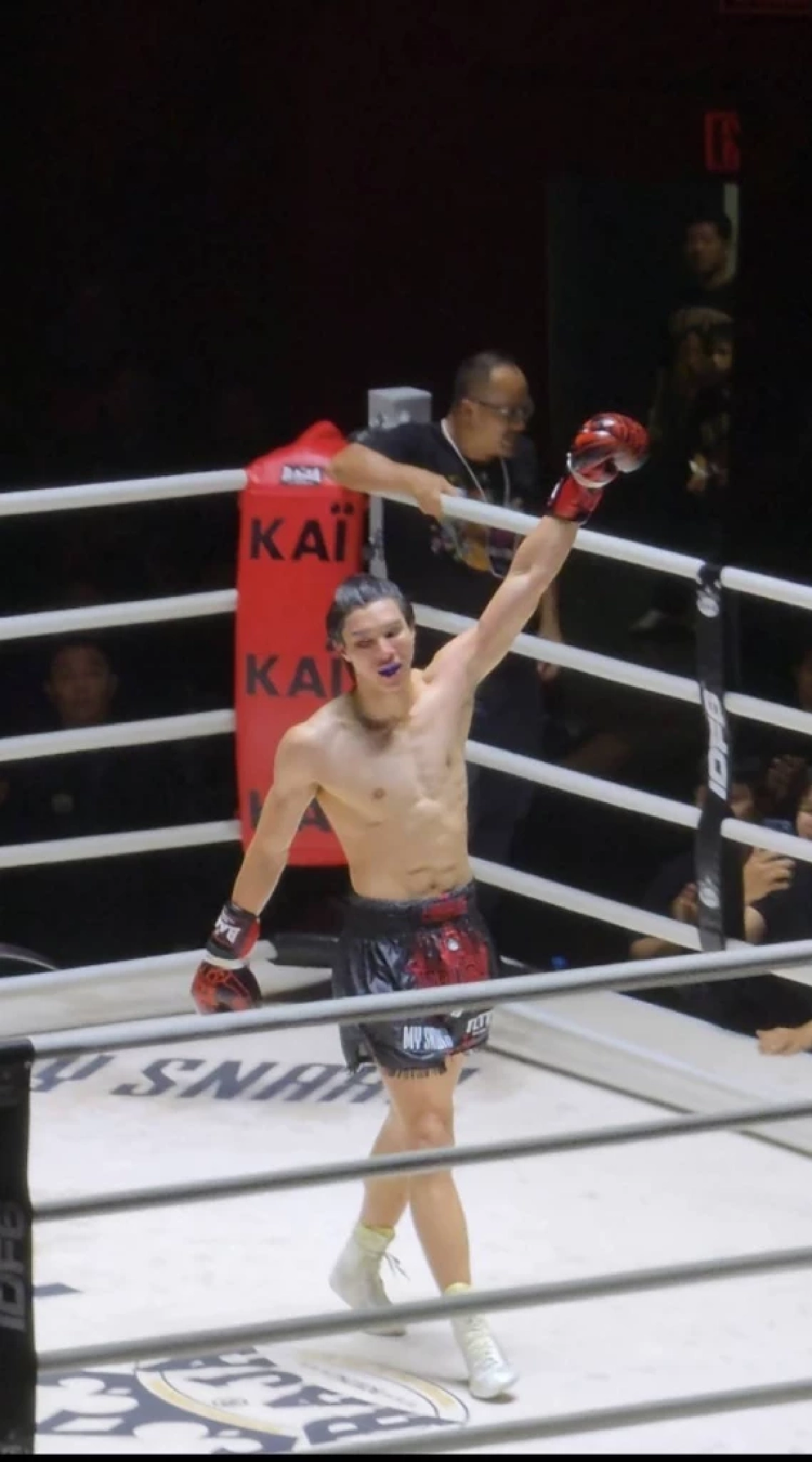 'หล่งซื่อ ลี' ท็อปฟอร์ม! ชนะน็อคเวที Idol Fight 6 คว้าชัยสุดเดือด