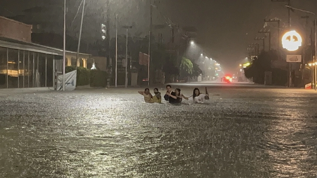 ฝนถล่มตี1 ทำ "พัทยา" น้ำท่วมทะลัก 1 เมตร น้ำสูงถึงอก-รถจมพังยับ