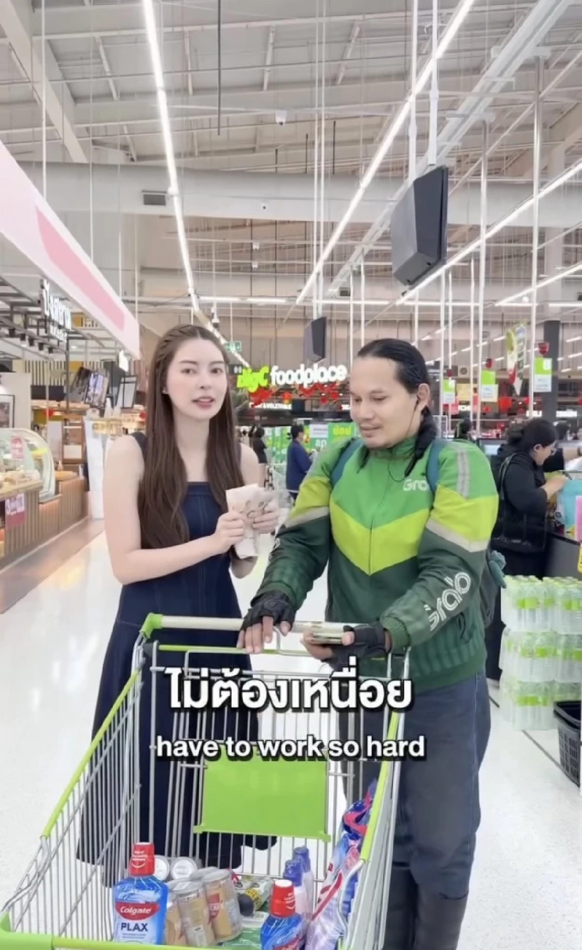 กลั้นน้ำตาแทบไม่อยู่ "เอวา" จ่ายค่าของให้ไรเดอร์ พร้อมมอบอีก 5,000 บาท