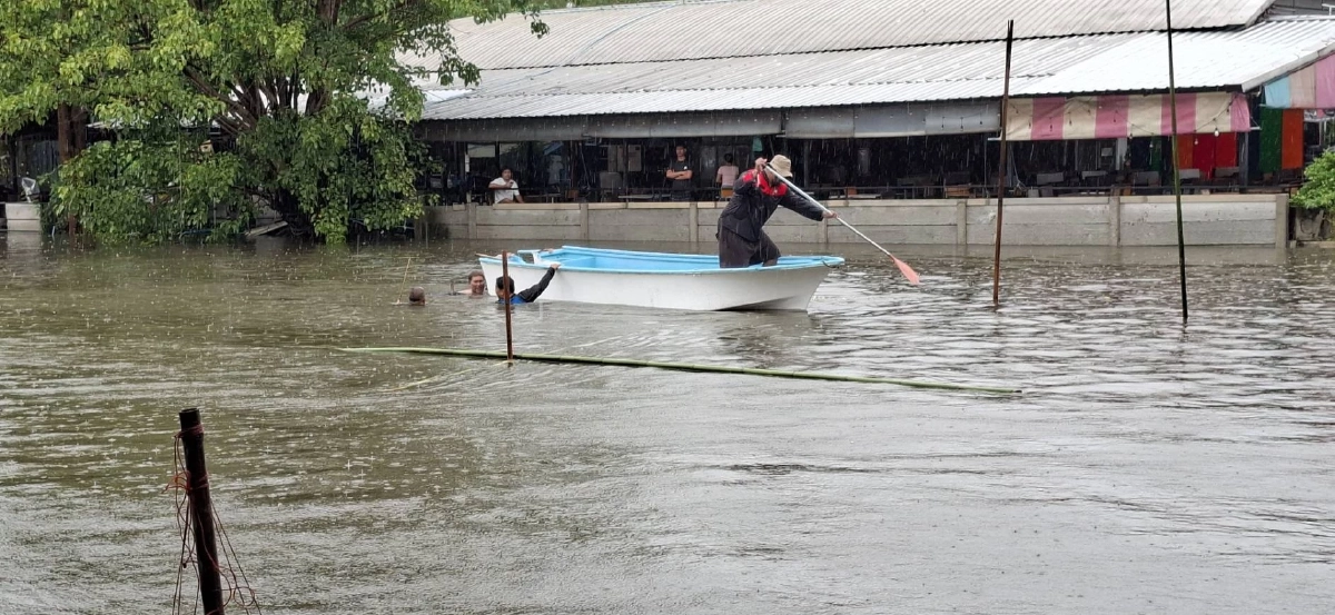 สองพี่น้อง ไปซื้อกระสอบทราย กั้นน้ำเข้าบ้าน เรือพลิกคว่ำ ดับสลด