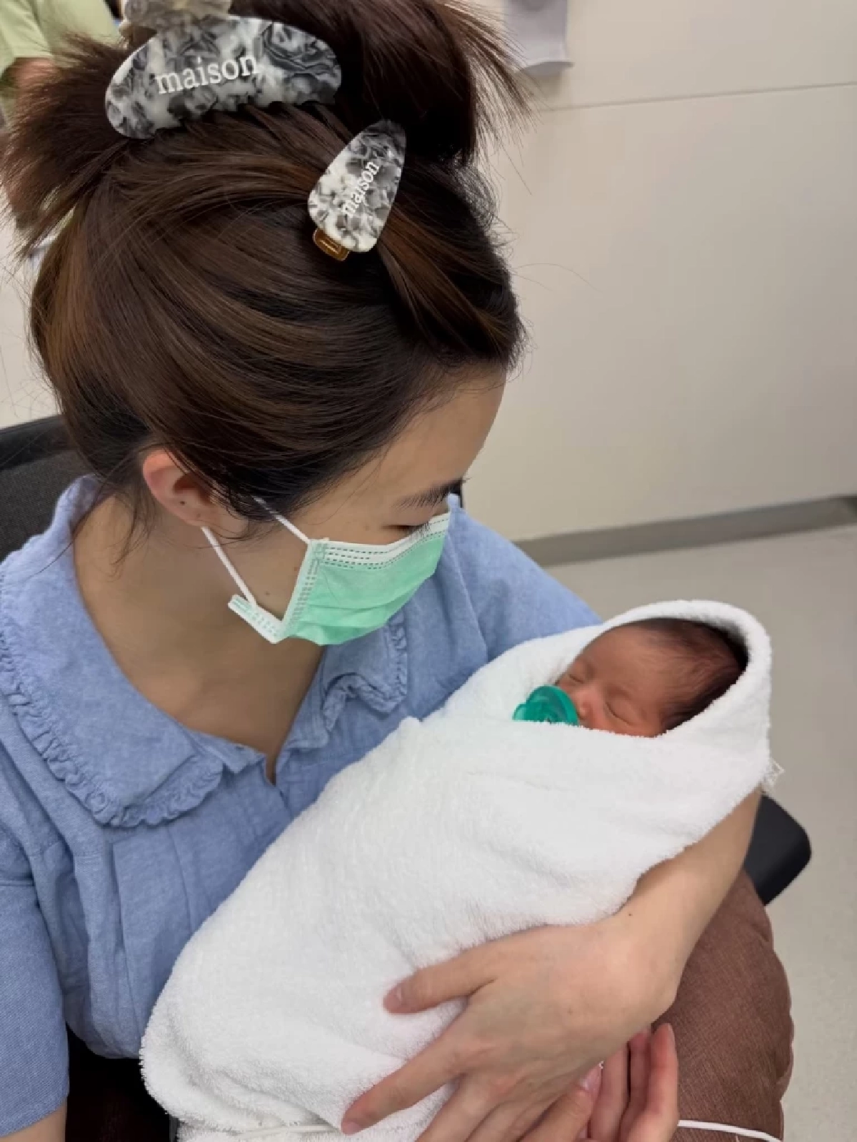 ทายาทตระกูลสิงห์มาแล้ว! "มายด์ ลภัสลัล" ถือฤกษ์ดี คลอดลูกชายคนแรก
