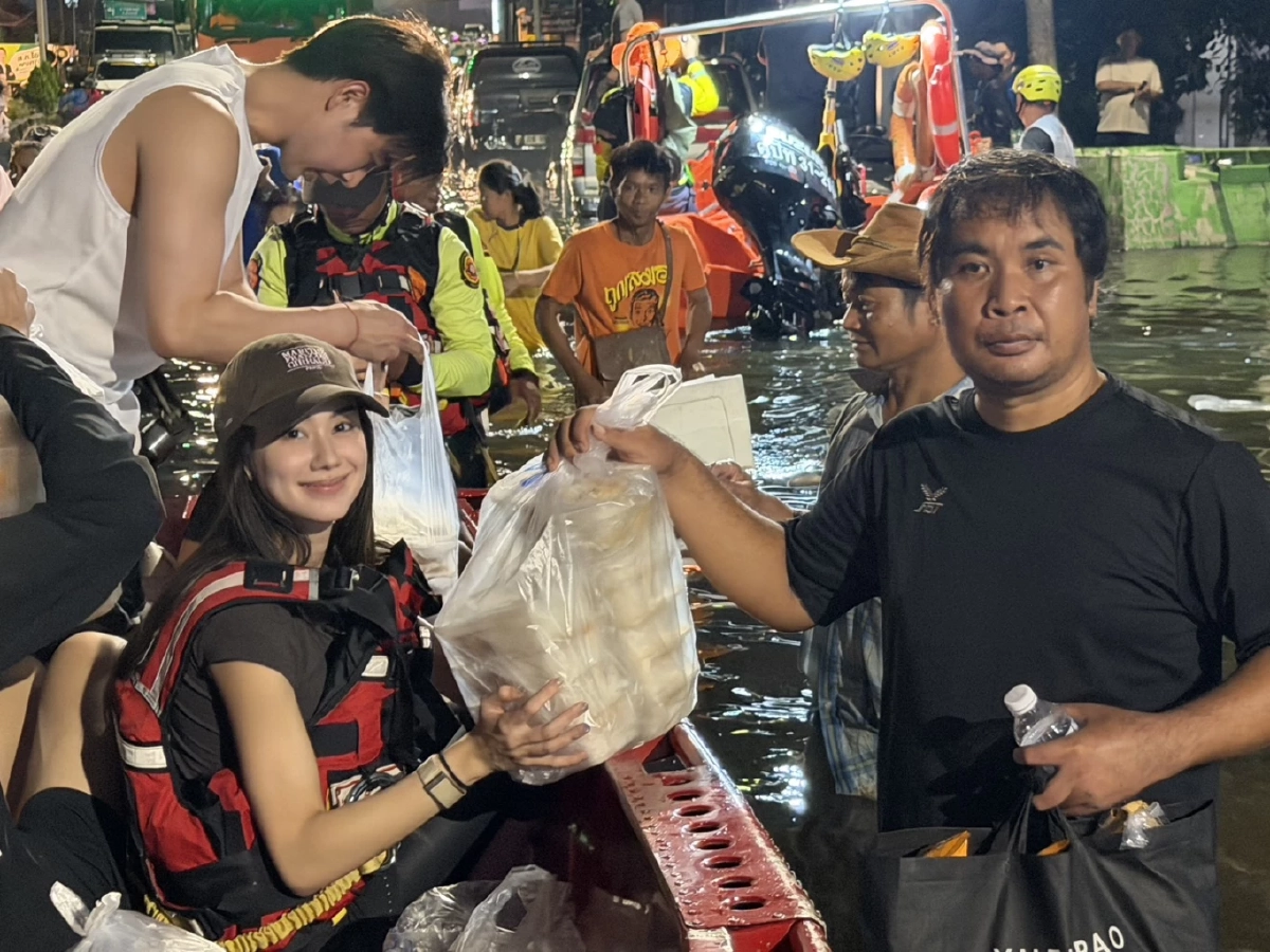 "ลีน่า ลลินา" นั่งเรือแจกของช่วยน้ำท่วม ผู้ประสบภัย ทึ่ง! ไม่คิดว่าจะมา