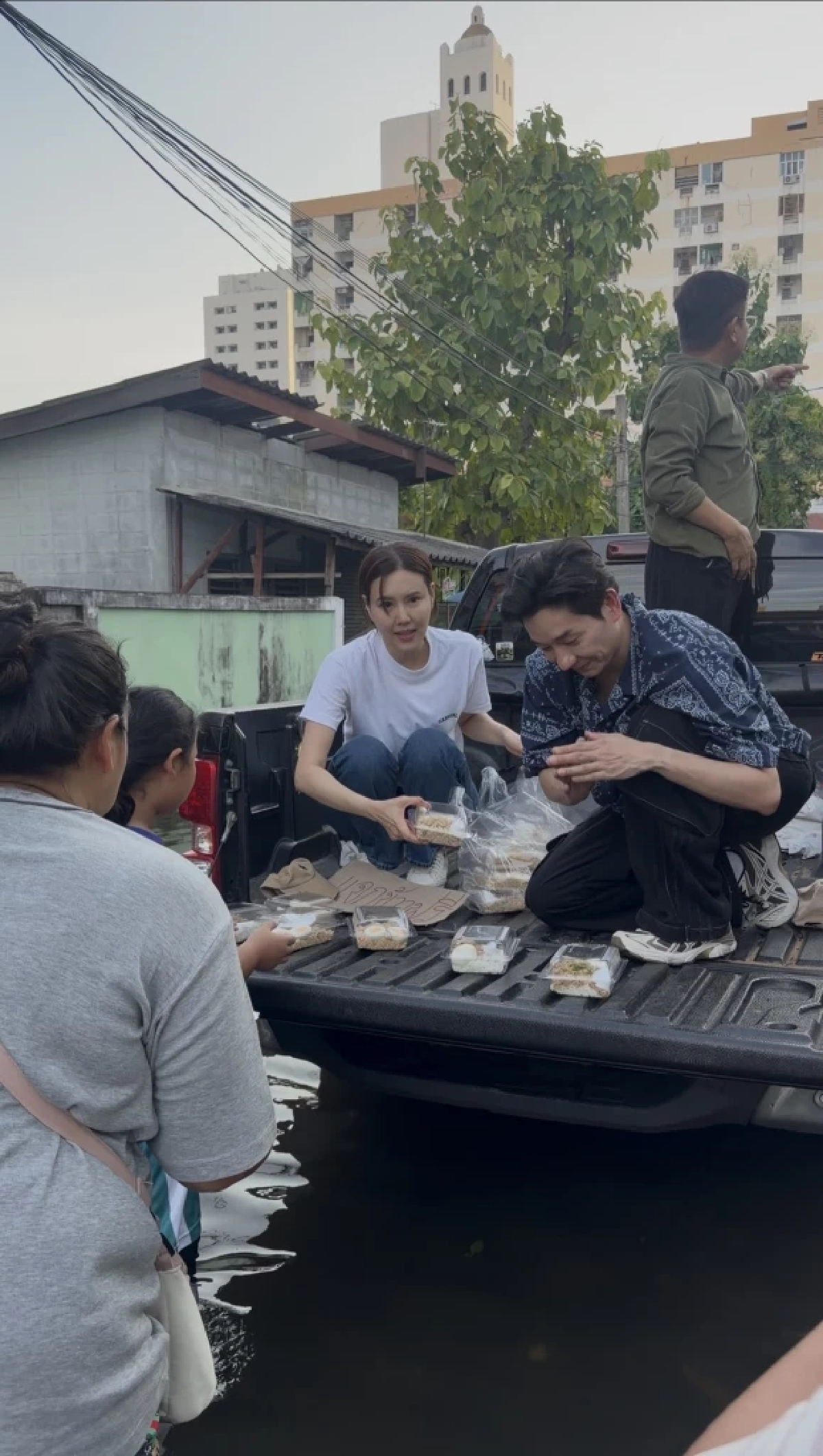 รถกับข้าวมาแล้ว “บอย-เจี๊ยบ” ลุยน้ำท่วมแจกอาหารให้ ปชช. รามคำแหง - หัวหมาก