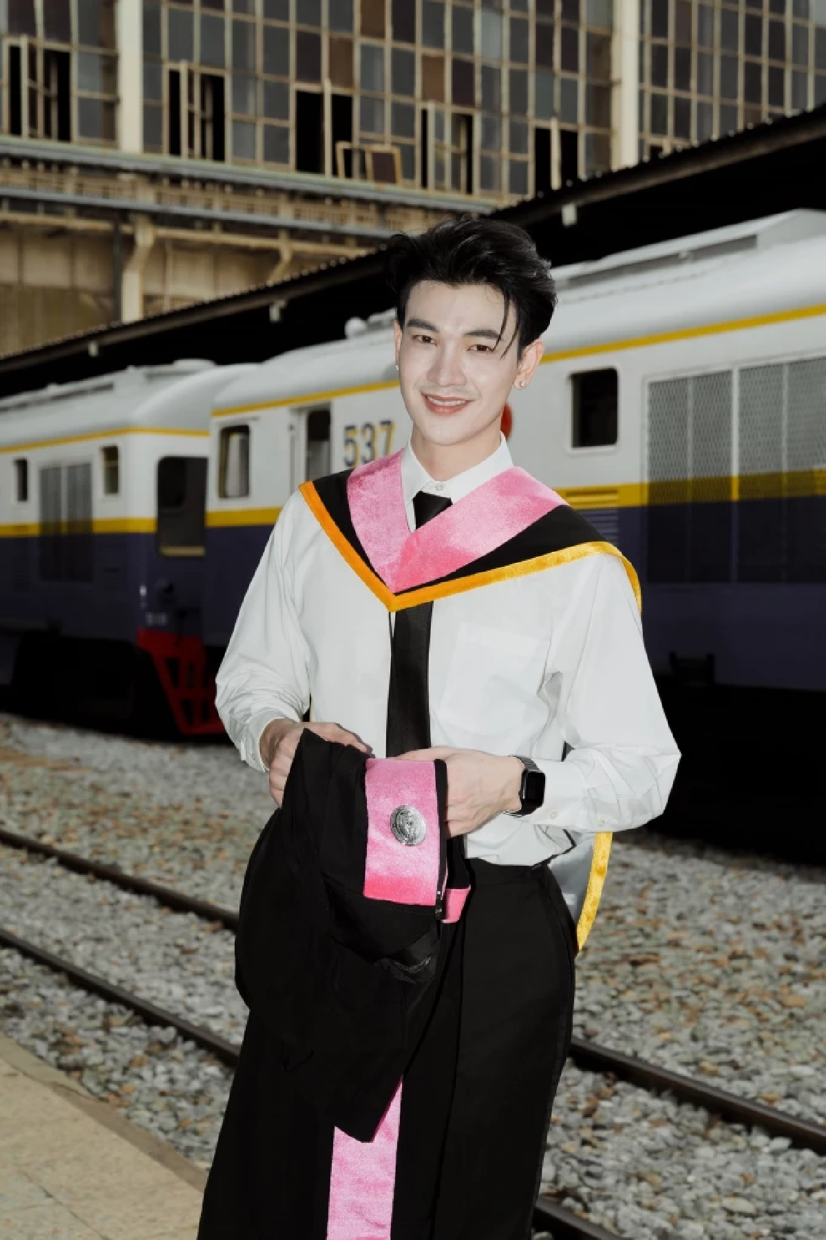 'ชาย สมชาย' บัณฑิตป้ายแดง มรภ.เชียงราย หล่อทะลุชุดครุย!