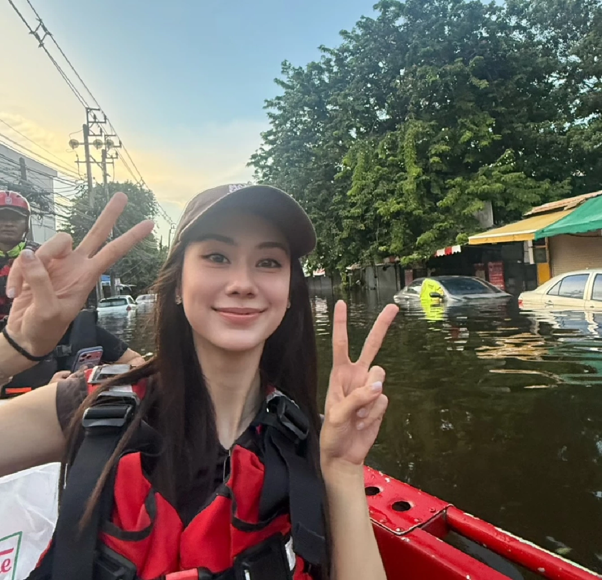 "ลีน่า ลลินา" นั่งเรือแจกของช่วยน้ำท่วม ผู้ประสบภัย ทึ่ง! ไม่คิดว่าจะมา