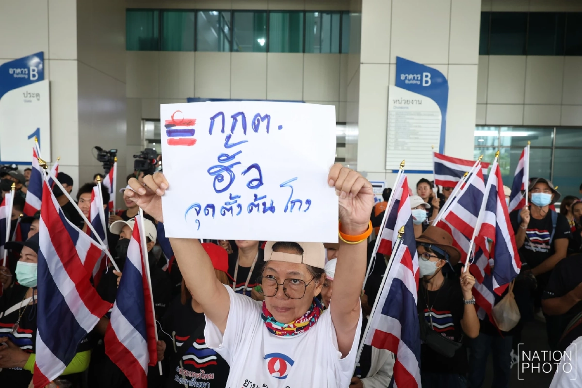 "สนธิ" นำทีมบุก กกต. สับเละมติฮั้ว สว. ส่อฟอกขาว แฉขบวนการฮุบอำนาจ