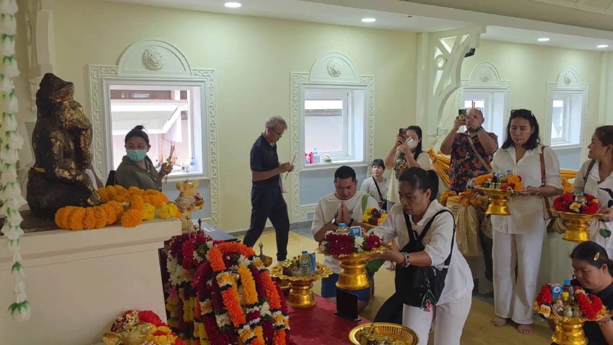 สายมูคึกคัก! แห่กราบ 'พระพิฆเนศ 1,300 ปี' ในวันคเณศจตุรถี ขอพรเสริมดวง