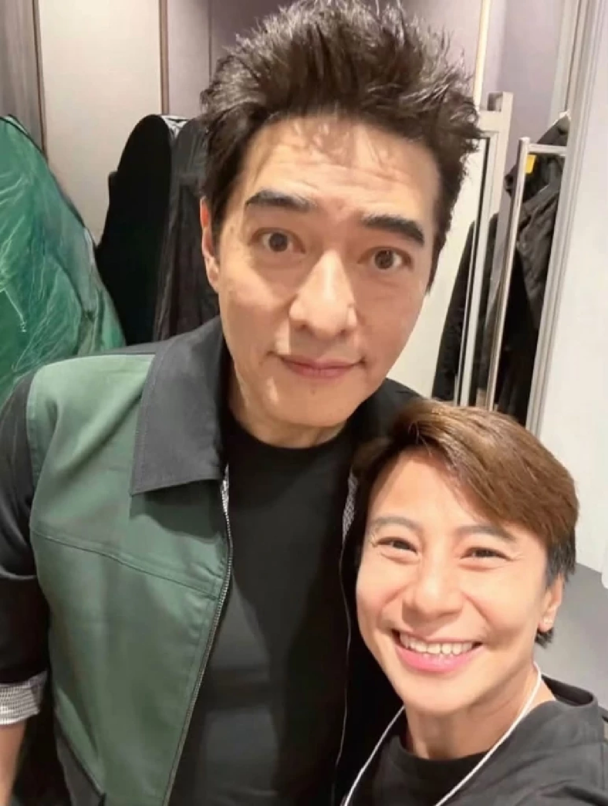 เจ้าสัวก็ไม่รอด! เปิดภาพชุด สาวมั่วบ้านงาน ร่วมเฟรมกับคนดัง สรุปพี่เป็นใครเนี่ย?