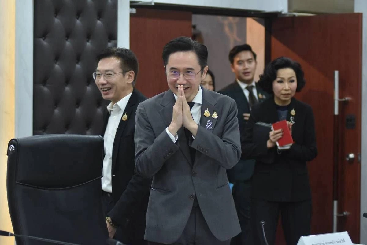 อว. งัด 4 ม. ยุติศึก “อุเทนถวาย-ปทุมวัน” สั่งห้ามเข้าพื้นที่พิพาท 3 เดือน