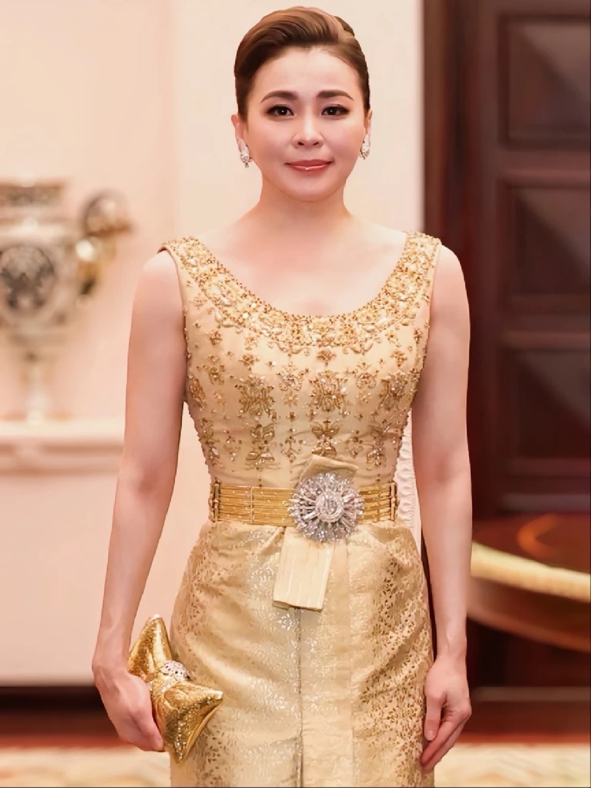 ถอดรหัส 'กระเป๋าคลัทช์ถมทองตะเงิน' สมเด็จพระนางเจ้าฯ พระบรมราชินี