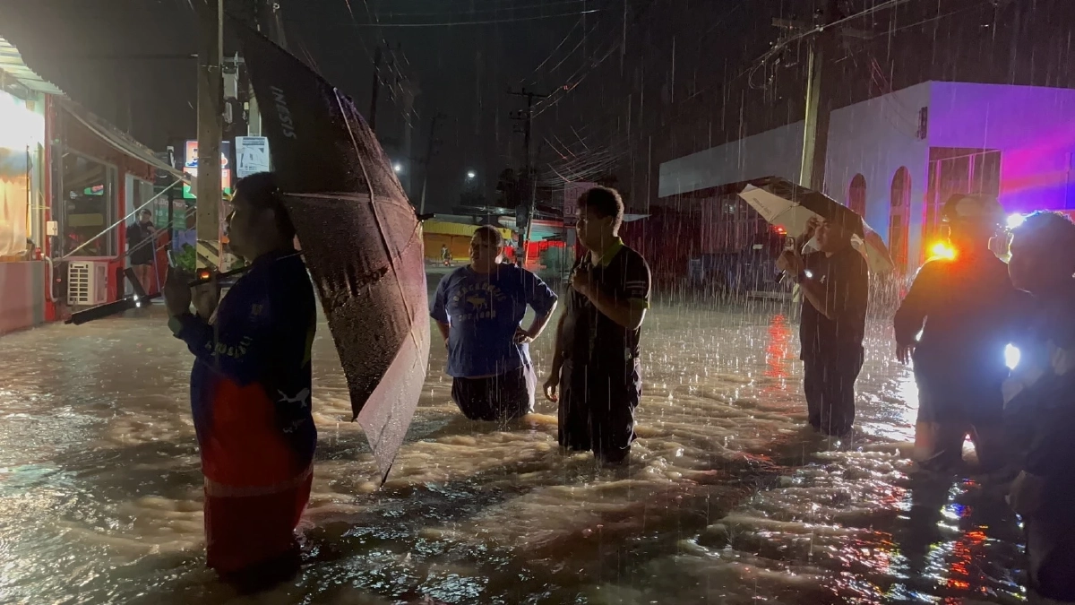นาทีชีวิต! ฝนถล่มพัทยา 3 ต่างชาติพลาดตกคลองระบายน้ำ ช่วยได้ 2 หาย 1