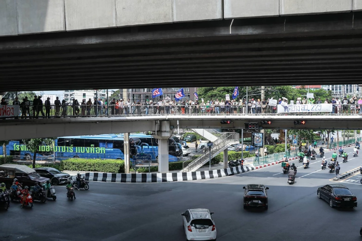 "กลุ่มไอลอว์" เดินขบวนจี้ กกต. สั่งฟ้องคดีฮั้ว สว. 229 ราย