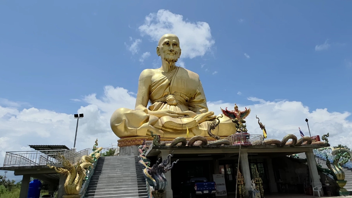 ชาวบ้านตื่นตา! ฝูงผึ้งป่า เกาะทำรังทั่วองค์ "หลวงปู่ดู่" นับ 10 รัง!