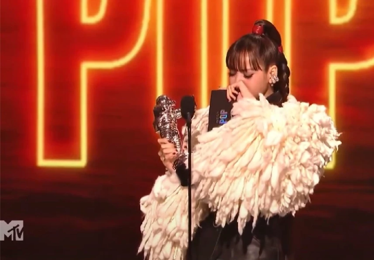 "ลิซ่า ลลิษา" ปล่อยโฮ! คว้ารางวัล "Best Pop" พูดขอบคุณค่ะบนเวทีระดับโลก 