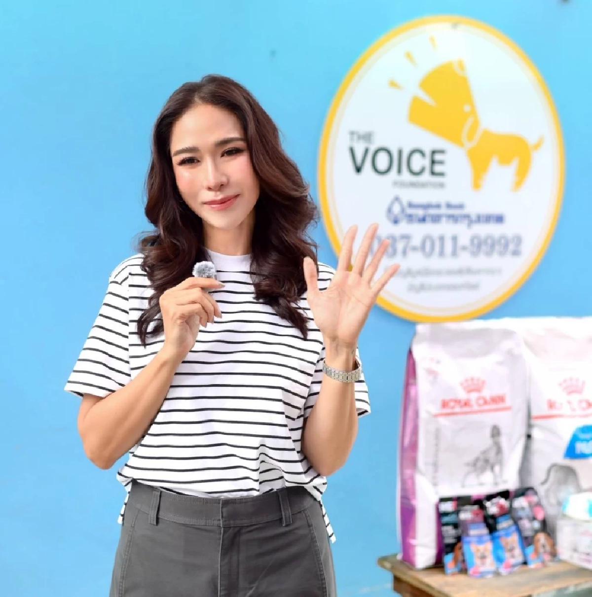 "พลอย เฌอมาลย์" สวยใจฟู มอบทุนให้มูลนิธิ "เก๋ ชลลดา" ช่วยสุนัขและแมวจรจัด