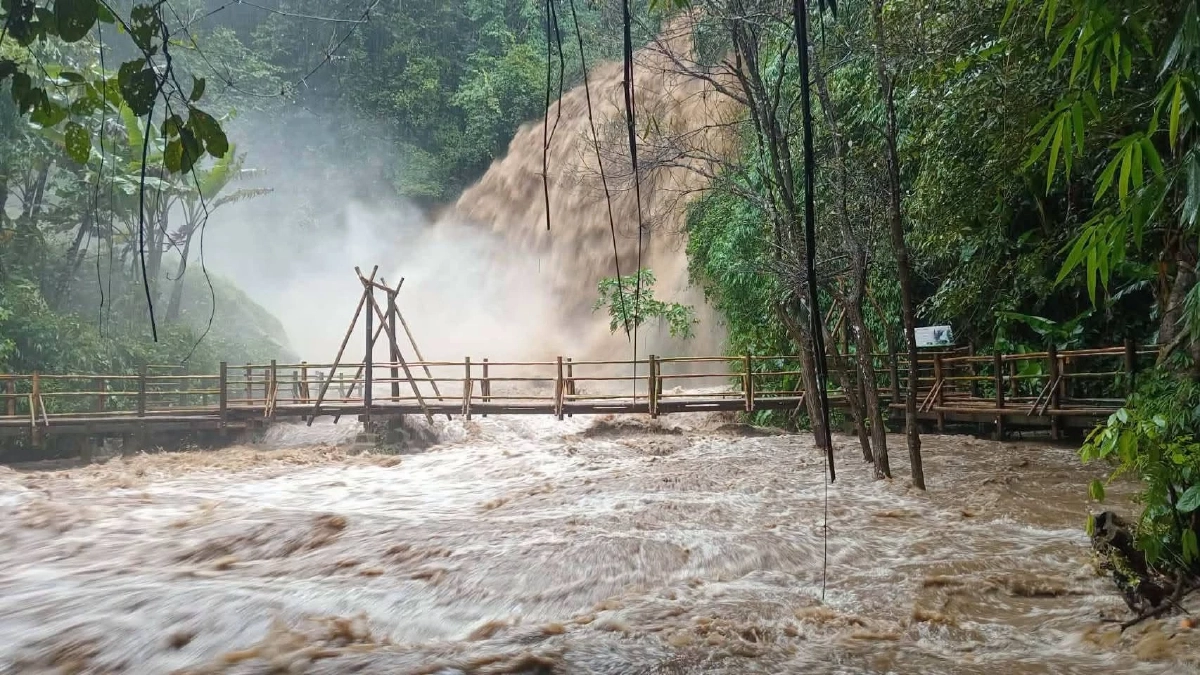 เตือนนักท่องเที่ยว! ปิด "ผาดอกเสี้ยว-น้ำตกแม่ยะ" ชั่วคราว หลังฝนตกหนัก