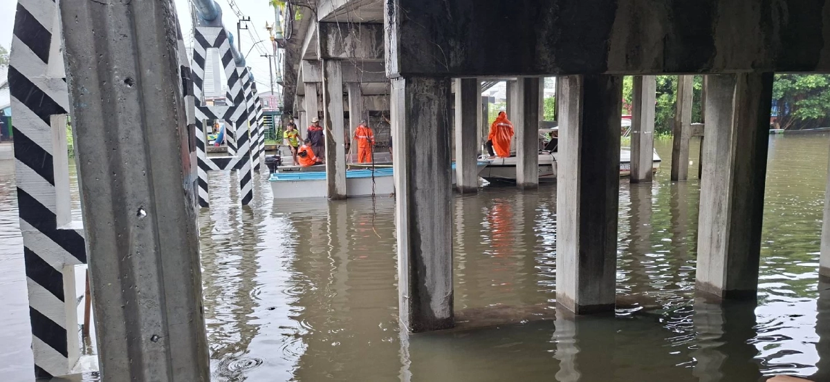 สองพี่น้อง ไปซื้อกระสอบทราย กั้นน้ำเข้าบ้าน เรือพลิกคว่ำ ดับสลด