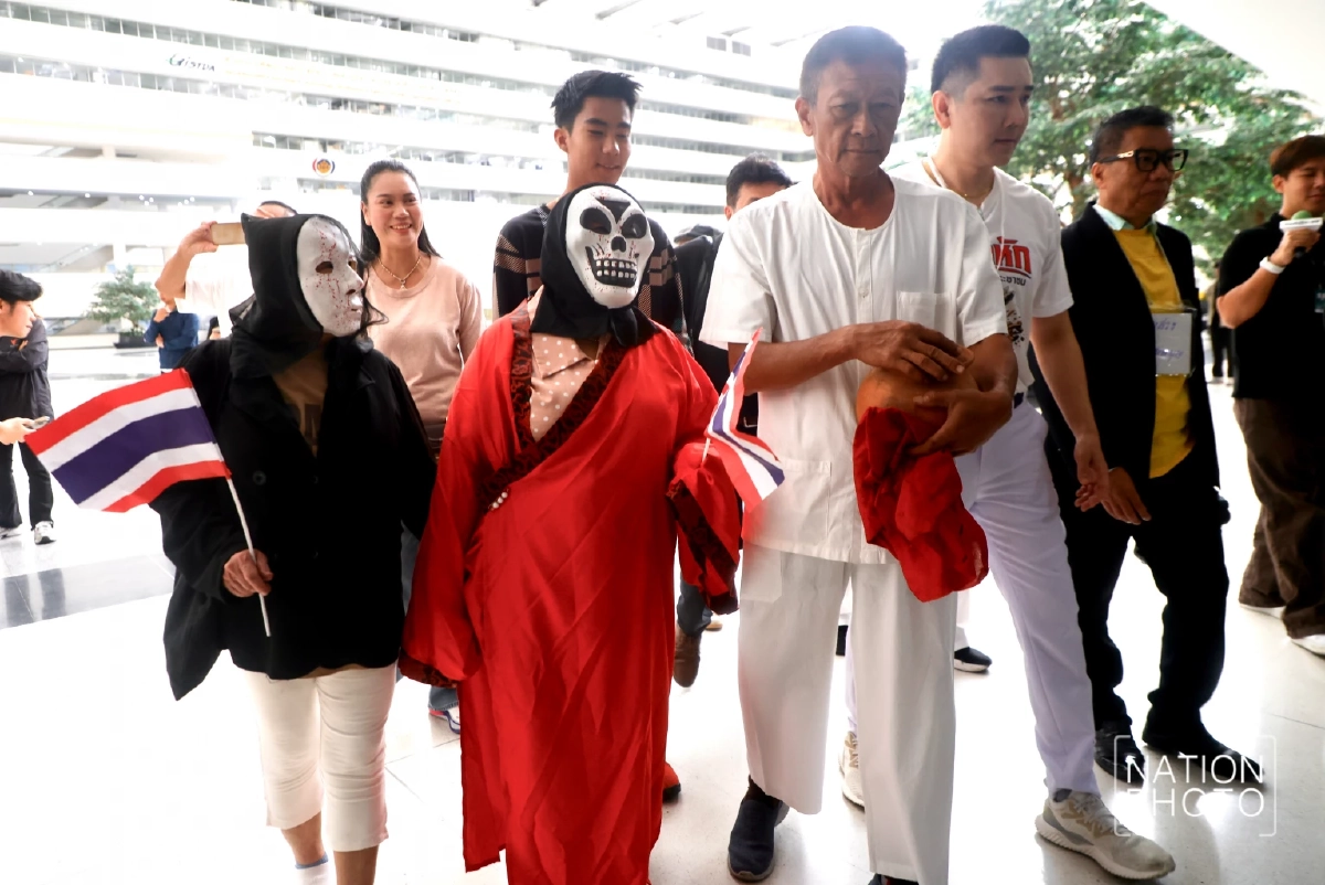 "ทนายอั๋น" แสดงออกเชิงสัญลักษณ์ ก่อน ก่อนกกต. แถลงข่าวคดีฮั้ว สว.